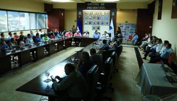 Empresarios sampedranos conocen los nuevos programas de vivienda social