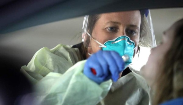 Variante Delta del coronavirus dispara contagios y obliga a reinstaurar restricciones  