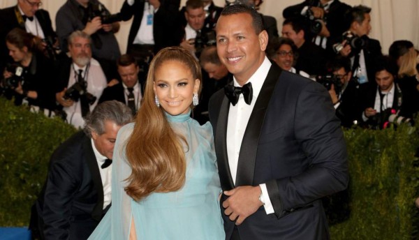 Jennifer López y Alex Rodríguez aseguran que siguen comprometidos