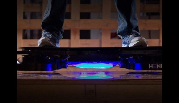 Crean en EUA patineta voladora como la de 'Volver al Futuro'