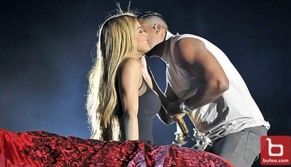 Presentadora rechaza beso de Romeo Santos