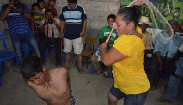 Video: madre azota a su hijo en castigo comunitario