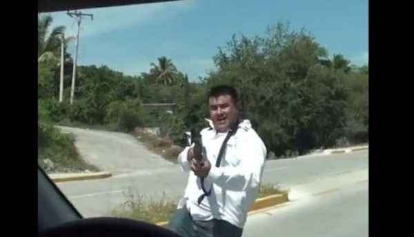 Encañonan a periodistas mexicanos que buscaban a los 43 estudiantes