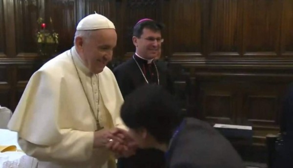 Video del Papa evitando que le besen la mano se vuelve viral