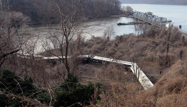 Investigan si hay hondureños entre las víctimas por descarrilamiento de tren en Nueva York