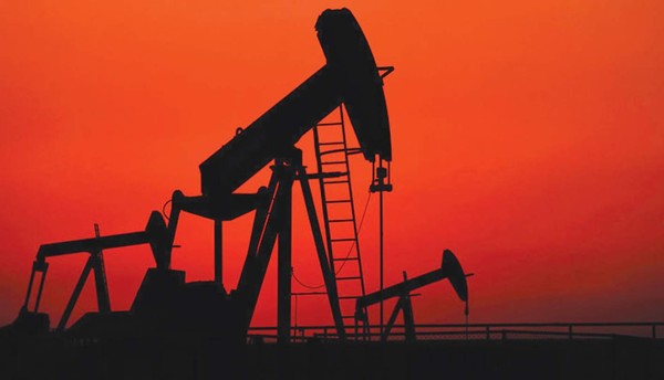 Desde el auge del esquisto a la lucha por China, así cayó el crudo