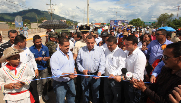 Inauguran tramo de carretera central