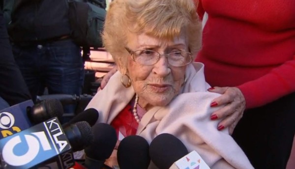Mujer de 102 años vota por primera vez en elecciones de EUA