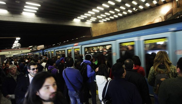 Falla eléctrica en metro de Santiago de Chile colapsa la ciudad