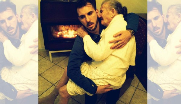 Foto de un italiano con su abuela en brazos conmueve las redes sociales