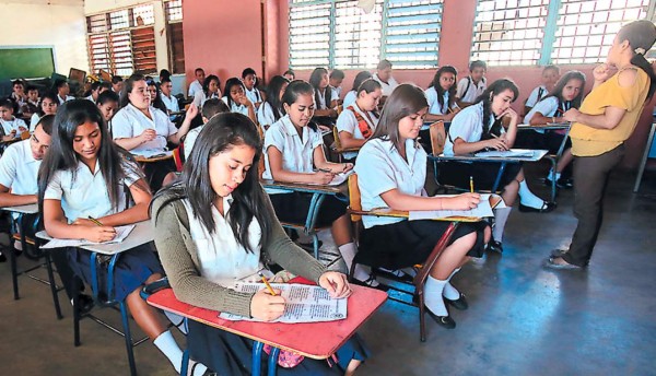 Arrancan las pruebas de español y matemáticas en el país