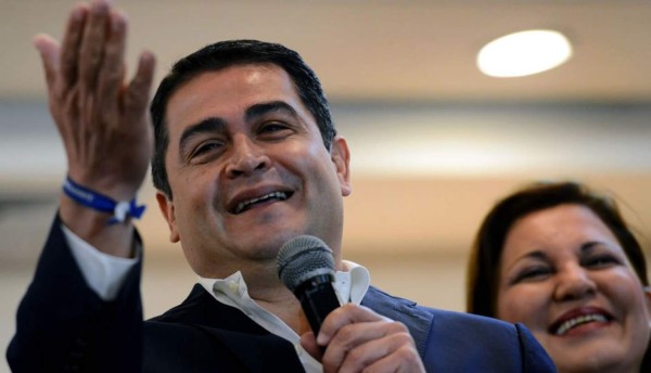 Juan Orlando Hernández felicita a Dilma Rousseff por su reelección