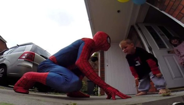 Se viste de Spider-Man para sorprender a su hijo con tumor terminal