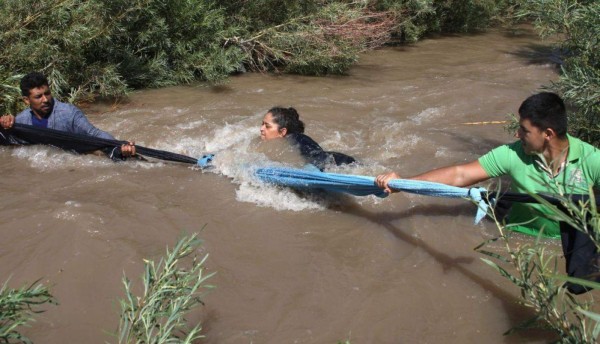 Rescatan a migrante hondureña de morir ahogada en el Río Bravo