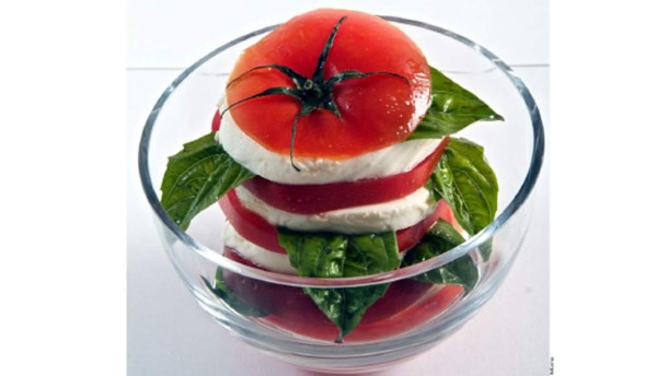 Elabore una exquisita hamburguesa de tomate