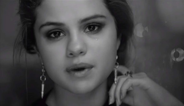 Selena llora por Justin Bieber en su nuevo video
