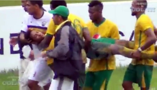 VIDEO: Arquero agrede a jugador tras taparle penal y lo manda a hospital en Honduras