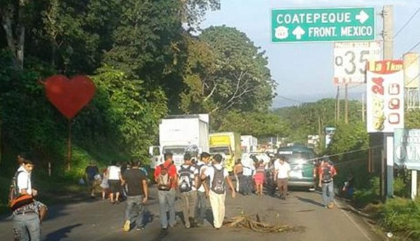 Campesinos bloquean carretera de Guatemala