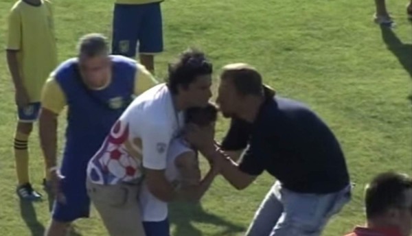 Niño llora desconsolademente tras fallar gol