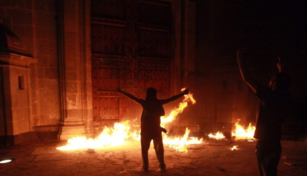 Incendian las puertas del Palacio Nacional de México