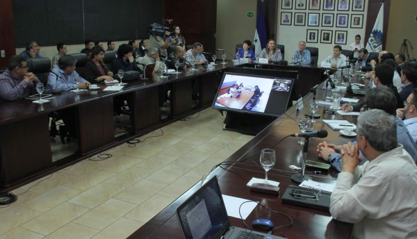 Extienden horarios y días de atención en las aduanas