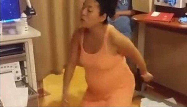 Mujer se pone a bailar en plena labor de parto