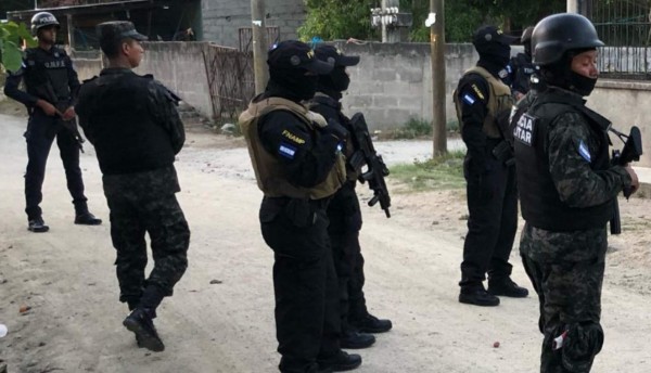 Detienen a dos supuestos pandilleros con armas de asalto en Tegucigalpa