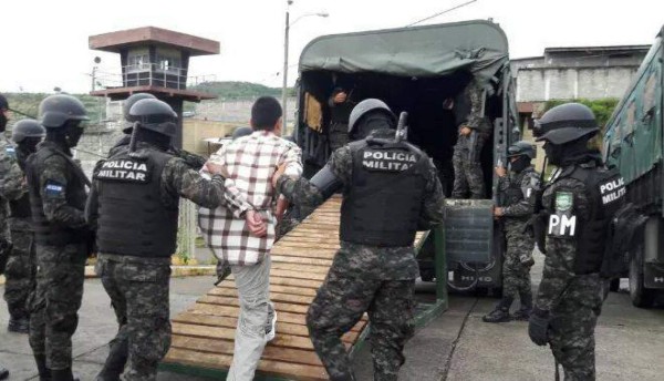 Policía Militar traslada a diez internos del penal de Trujillo a El Pozo