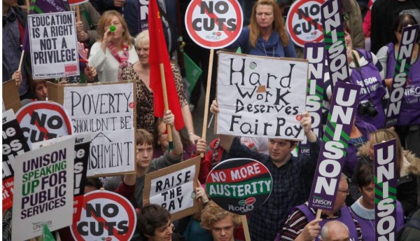 Miles de empleados protestan en Londres por bajo salario