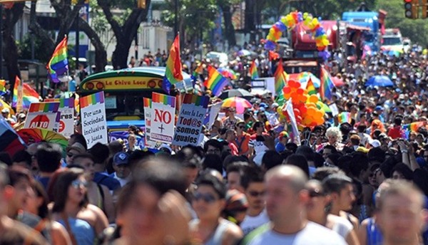 Costa Rica creará comisiones para atender derechos de los homosexuales