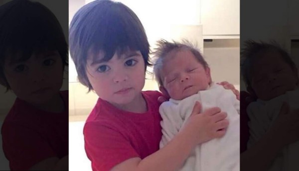 Milan junto a su hermanito Sasha.