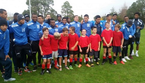 Sub-20 de Honduras recibió visita de niños neozelandeses