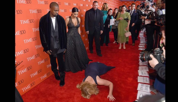 Amy Schumer a los pies de Kim Kardashian y Kanye West