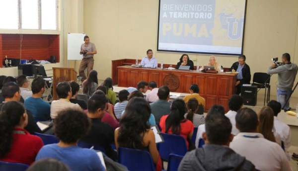 Tenso diálogo entre Castellanos y estudiantes de la Unah-vs