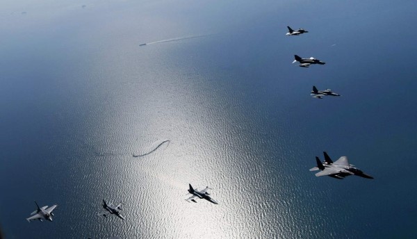 - (Korea, Republic Of), 13/03/2017.- A handout photo made available by the South Korean Air Force on 13 March 2017 shows South Korean fighter jets, (L-R) F-16, F-5, F-5, F-15K, F-5, F-4 and F-16, flying in formation over the Yellow Sea, South Korea, 10 March 2017, as the Air Force conducted a drill under the simulated scenario of local provocations by North Korea. (Corea del Sur) EFE/EPA/SOUTH KOREAN AIR FORCE HANDOUT SOUTH KOREA OUT HANDOUT EDITORIAL USE ONLY/NO SALES