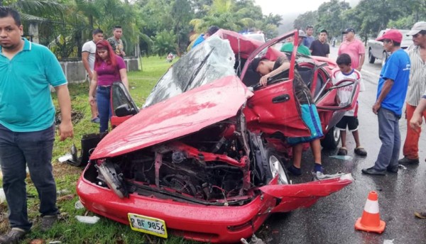 Un herido deja choque entre turismo y rastra en carretera