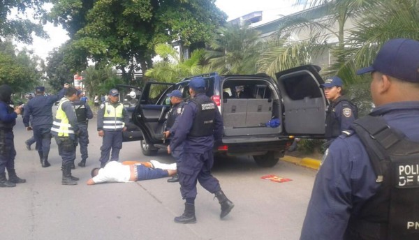 Detienen a 3 jóvenes ebrios por no pararse en un retén