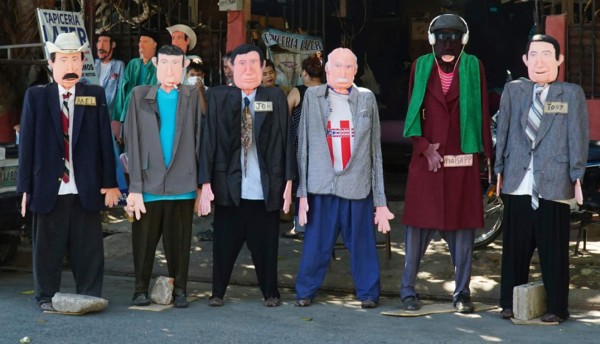 Quema de monigotes genera ingresos a familia