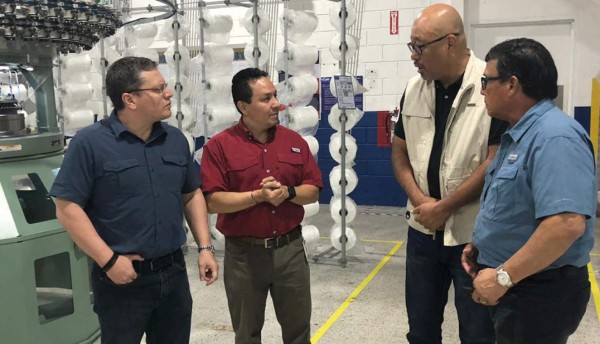 Mayor productora de jeans en el mundo explora mercado hondureño