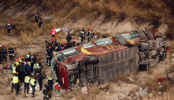 Catorce muertos en el peor accidente de autobús en España desde 2001