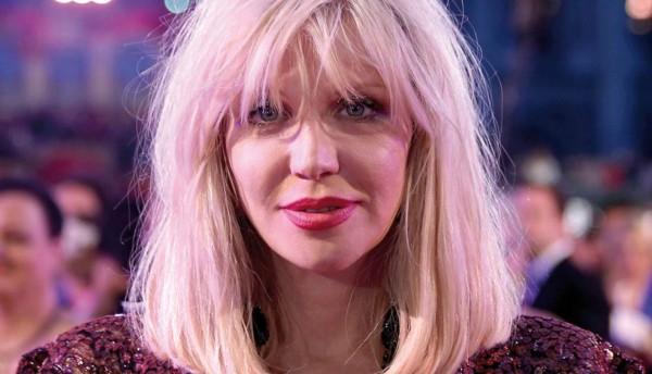 Courtney Love pide orden de restricción contra su ex mánager