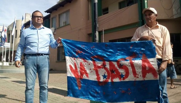 Abogado protagoniza protesta en Tela