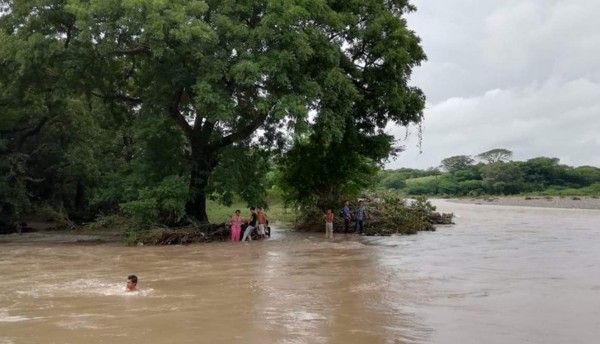 Hondureños varados en frontera con El Salvador cruzan Río Goascorán