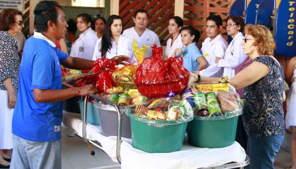 Casa cural recolecta las canastas de Navidad