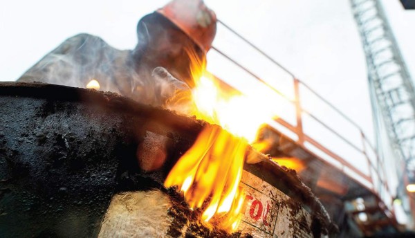 El exceso de la oferta acentúa la caída del crudo y no se ve el fondo