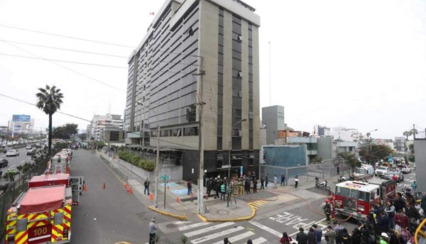 Perú: Veinte heridos al estallar mochilas con explosivos en clínica de Lima