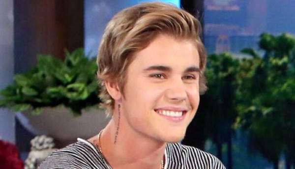 Captan a Justin Bieber besando a Ellen DeGeneres