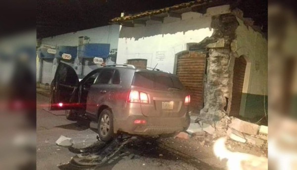 Camioneta choca contra el histórico bar de Tito Aguacate