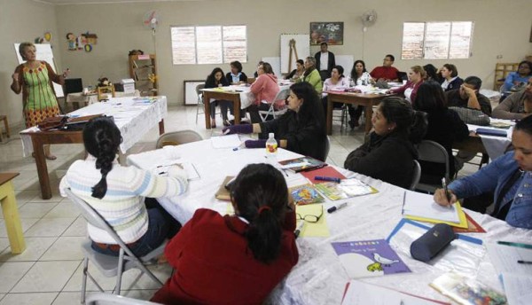 Capacitan maestros hondureños para enseñar a niños con discapacidad