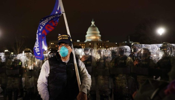 El Capitolio es despejado y seguidores de Trump desafían el toque de queda